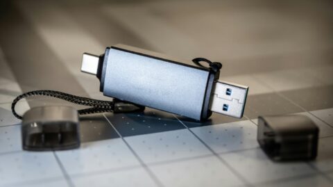 Сколько хранятся данные на USB-флешке