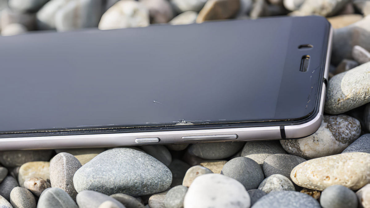 Стоит ли переплачивать за защиту экрана смартфона