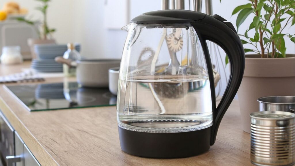 3 способа убрать налет с чайника